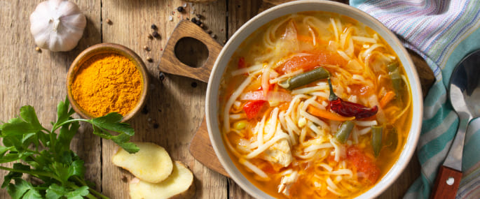 Sopa de fideos con vegetales.